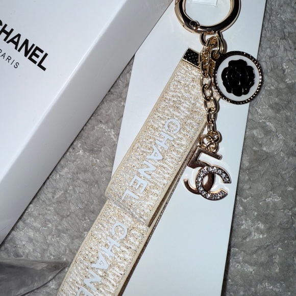 CHANEL Cream and Gold Key & Card Holder - Picture 1 of 3